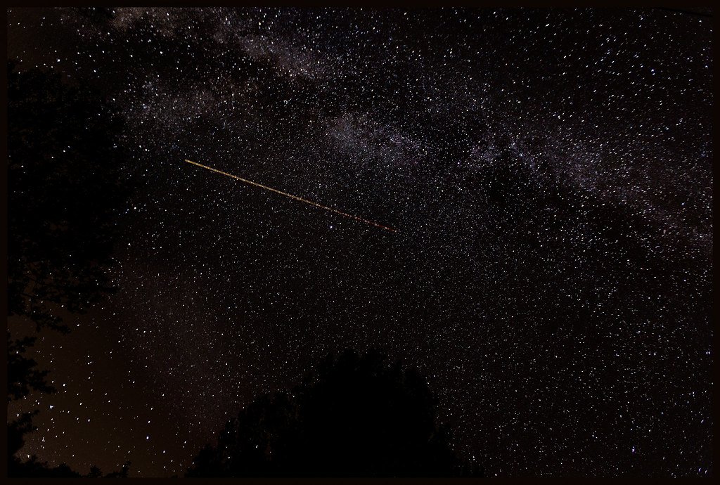 Campo nocturno con cielo estrellado